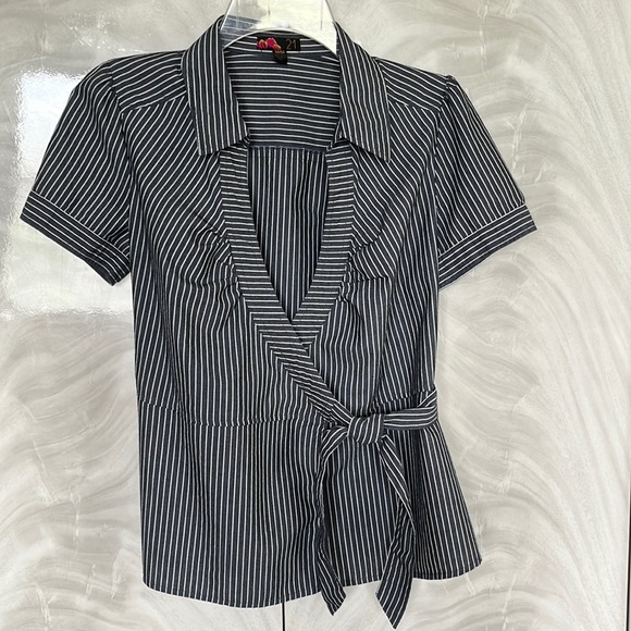 💖 3/$15 Blue and white striped top - Picture 1 of 8